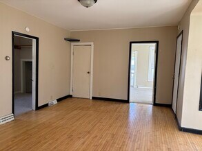 833 Frederick St, Unit Lower in Oshkosh, WI - Foto de edificio - Building Photo
