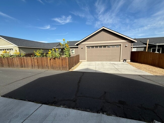 63844 Hunters Cir in Bend, OR - Building Photo - Building Photo