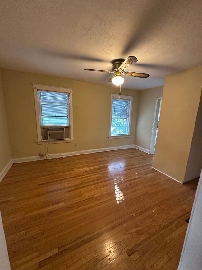 4227 Greenwood Pl, Unit All utilities paid in Kansas City, MO - Building Photo - Building Photo