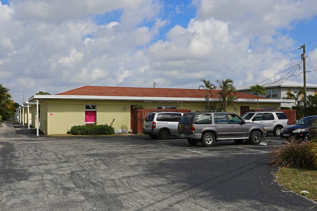Forest Hills Apartments in West Palm Beach, FL - Building Photo