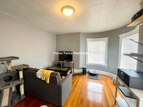 22 Alberta Ter, Unit 1 in Cambridge, MA - Foto de edificio - Building Photo