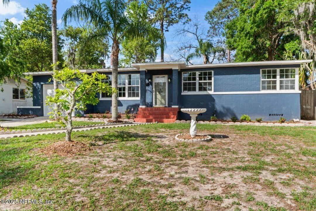1614 Clemson Rd in Jacksonville, FL - Building Photo