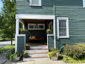 24 Walnut St in Saratoga Springs, NY - Foto de edificio - Building Photo