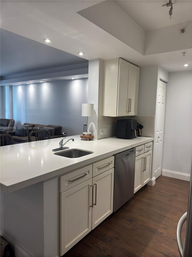 2000 N Bayshore Dr in Miami, FL - Building Photo - Building Photo