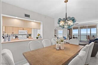 9577 Gulf Shore Dr in Naples, FL - Foto de edificio - Building Photo