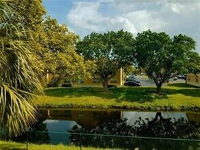 7900 NW 6th St, Unit 203 in Pembroke Pines, FL - Building Photo - Building Photo
