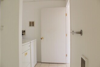 28 Brown Hollow Ln, Unit Apart A in Sylva, NC - Foto de edificio - Building Photo