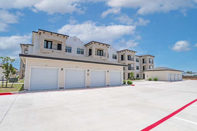 Avanti Legacy at Emerald Point in McAllen, TX - Building Photo - Building Photo