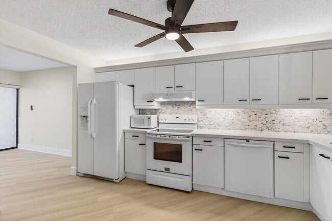 5900 Camino Del Sol in Boca Raton, FL - Building Photo - Building Photo