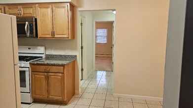 667 Indian Church Rd, Unit APT 3 in West Seneca, NY - Foto de edificio - Building Photo