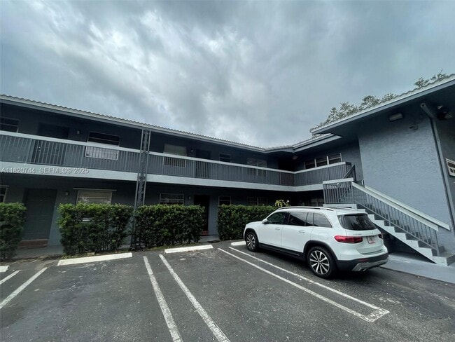 8990 W Sample Rd in Coral Springs, FL - Foto de edificio - Building Photo