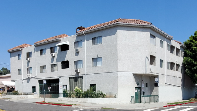 5101 Huntington Dr N in Los Angeles, CA - Building Photo