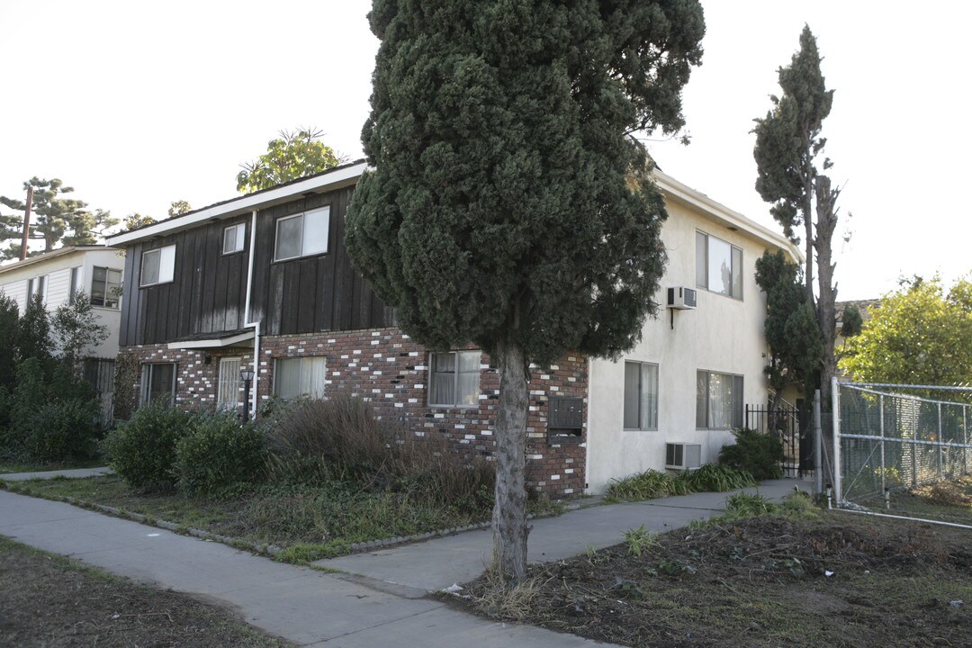 5820 Arbor Vitae St in Los Angeles, CA - Building Photo