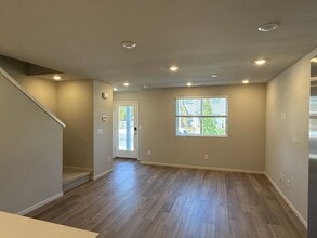 856 Eaden St in Woodburn, OR - Building Photo - Building Photo