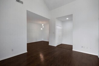 1910 Robbins Pl in Austin, TX - Building Photo - Building Photo