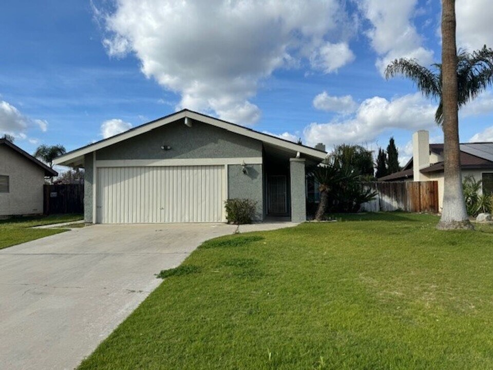6104 Chicory Dr in Bakersfield, CA - Building Photo