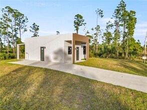 935 Panda Dr in Lehigh Acres, FL - Building Photo - Building Photo