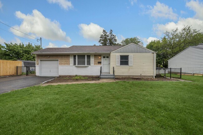 22 Heath Ln in East Northport, NY - Building Photo - Building Photo