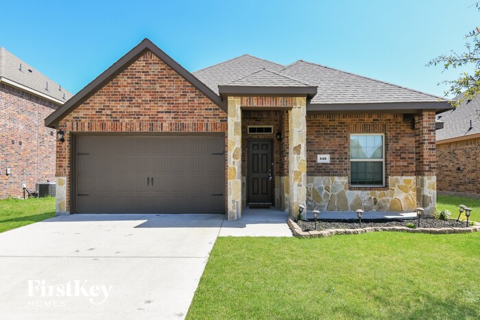 546 Clearlake Dr in Waxahachie, TX - Building Photo