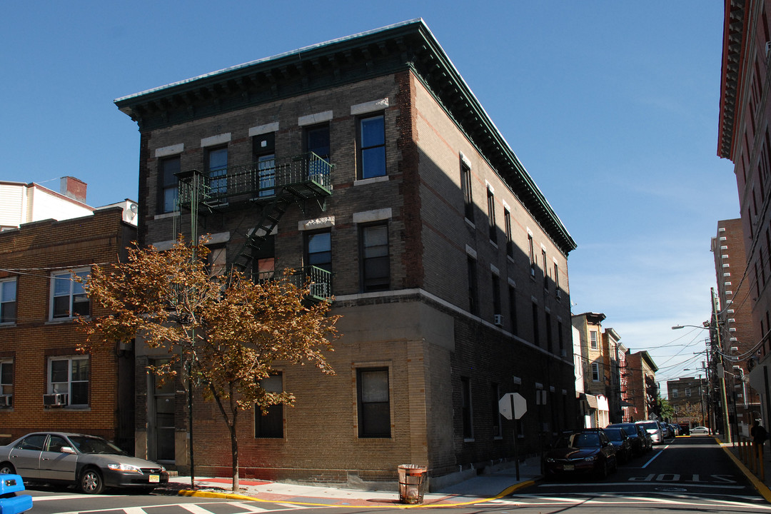 900 Bergenline Ave in Union City, NJ - Building Photo