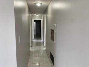 990 SW 76th Ave in North Lauderdale, FL - Foto de edificio - Building Photo