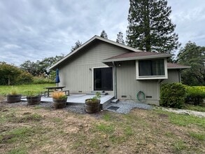 14331 Occidental Rd in Sebastopol, CA - Foto de edificio - Building Photo