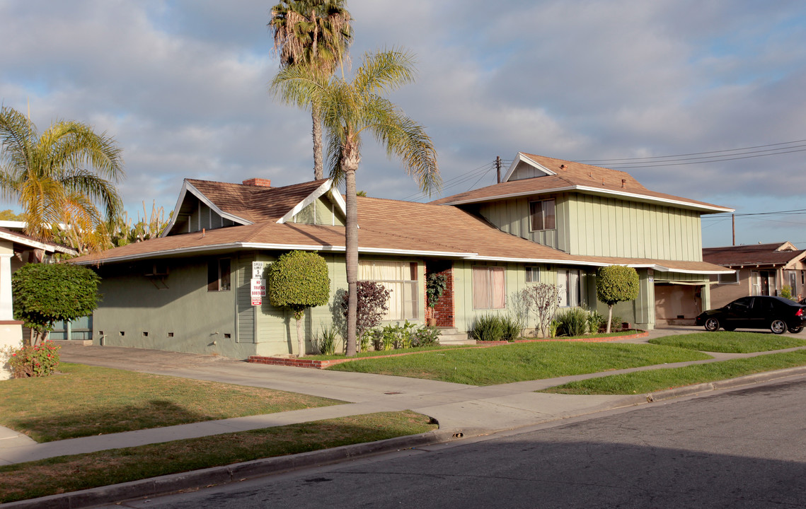 King Apartments in Bell, CA - Building Photo