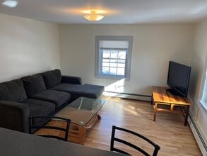 870 Woodbury Ave, Unit #2 in Portsmouth, NH - Building Photo - Building Photo