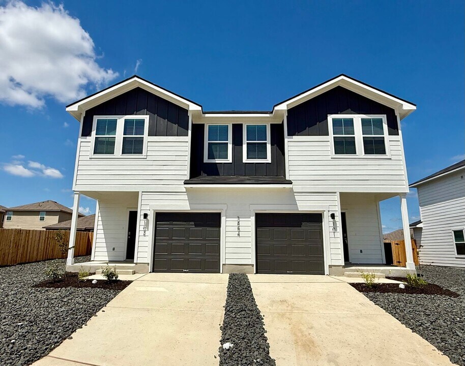 3854 Abbott Pass in Saint Hedwig, TX - Building Photo