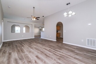 12937 Lake Vista Dr in Gibsonton, FL - Building Photo - Building Photo