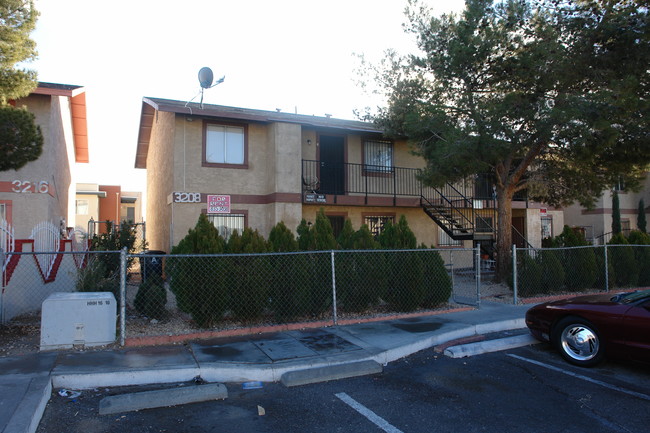 3208 Cheyenne Ave in North Las Vegas, NV - Building Photo - Building Photo