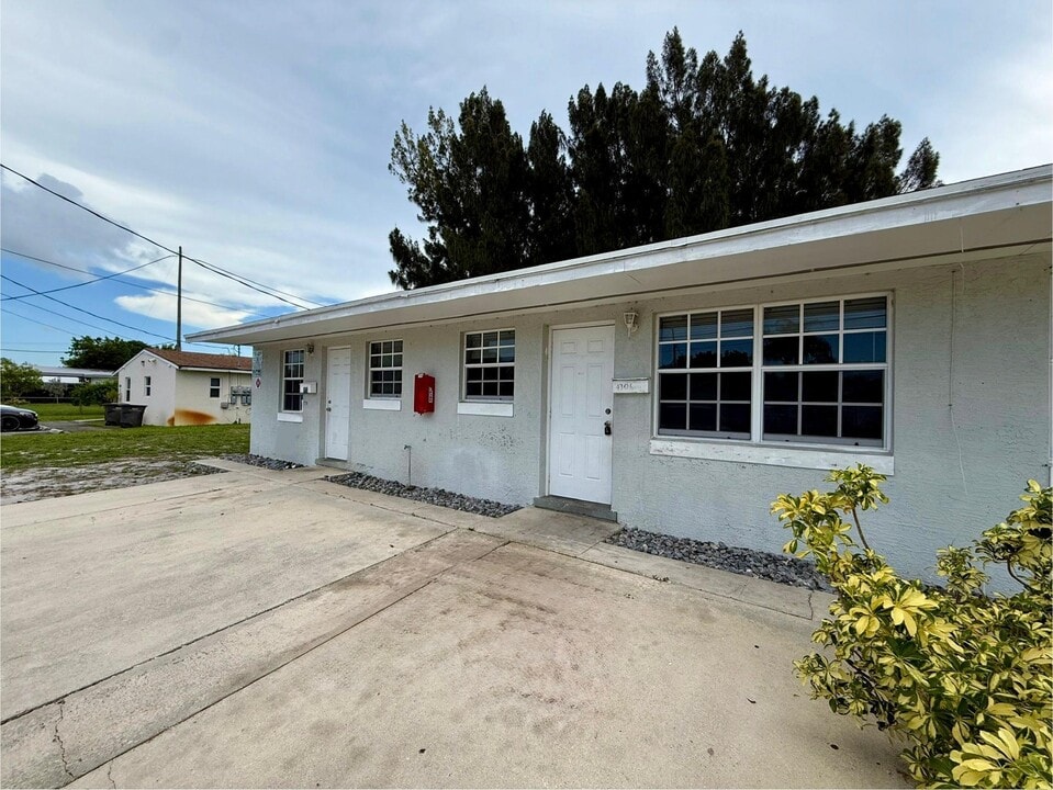4306 Greenwood Ave in West Palm Beach, FL - Building Photo