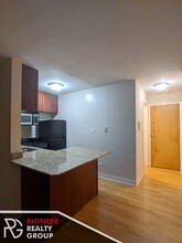 630 W Wrightwood Ave, Unit 305 in Chicago, IL - Building Photo - Building Photo