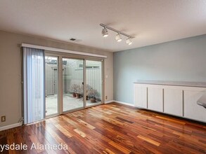 1017 Kingston Ln in Alameda, CA - Foto de edificio - Building Photo