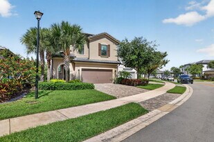 4651 Pinehurst Trl E in Oakland Park, FL - Building Photo