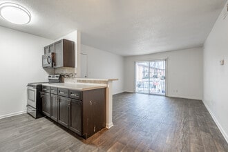 Skyline Apartments in Wichita, KS - Foto de edificio - Interior Photo
