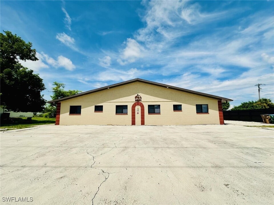 709 SE 8th Terrace in Cape Coral, FL - Building Photo