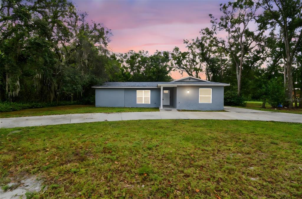 6005 Lakeside Dr in Lutz, FL - Building Photo