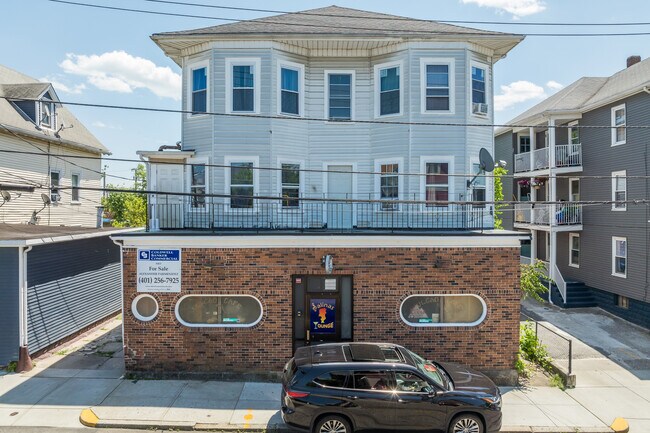 200 Cross St in Central Falls, RI - Foto de edificio - Building Photo