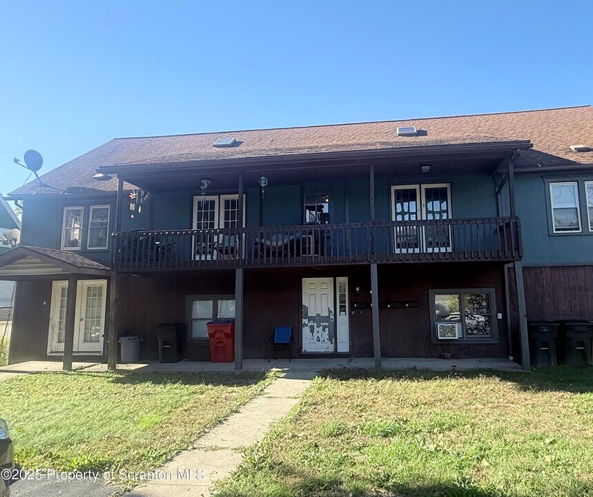 23 Spring St in Carbondale, PA - Building Photo