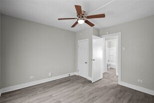 331 9th St N in Texas City, TX - Building Photo