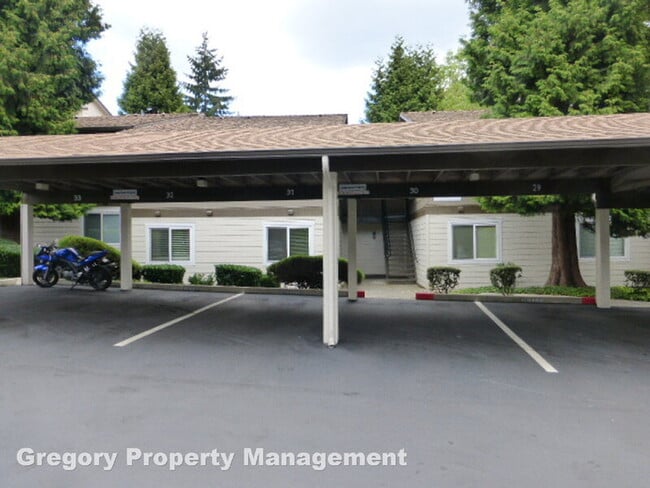 12621 NE 130th Way in Kirkland, WA - Building Photo - Building Photo