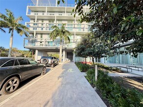 2000 Metropica Wy in Sunrise, FL - Building Photo - Building Photo