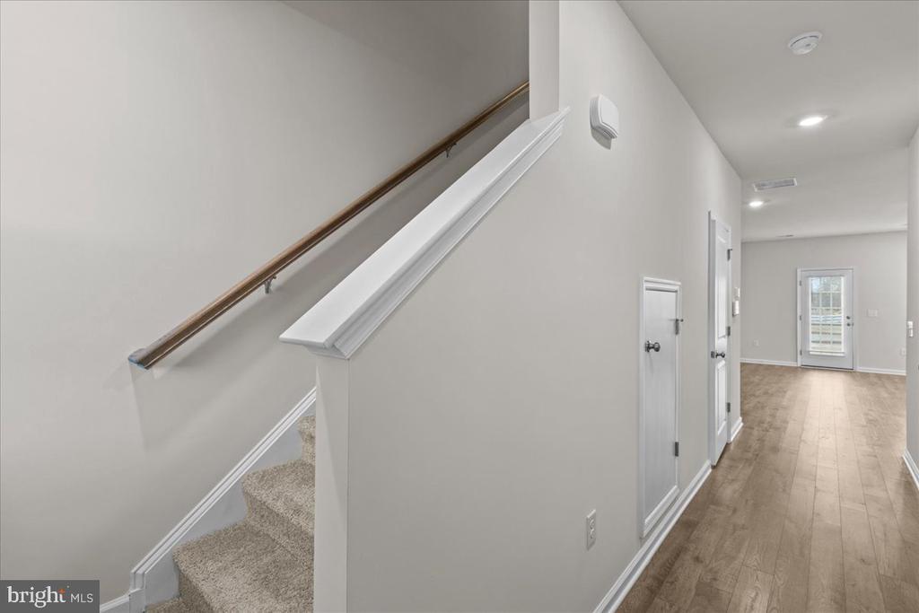 38 Peregrine Way in Burlington, NJ - Building Photo