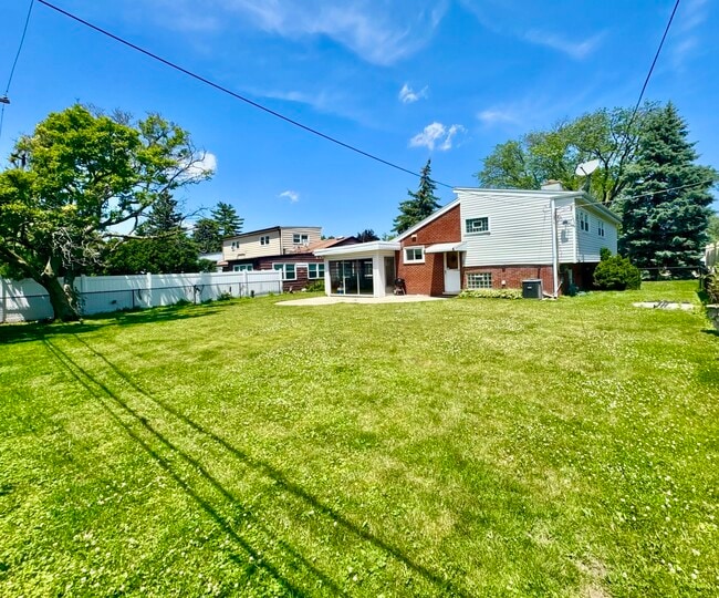 7219 Lyons St in Morton Grove, IL - Building Photo - Building Photo
