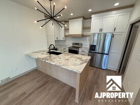 8609 W Shoreline Pl in Sioux Falls, SD - Building Photo