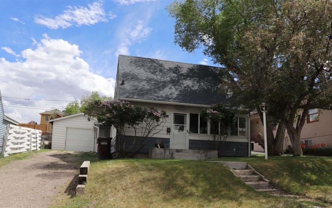 214 E Spruce St in Rawlins, WY - Building Photo