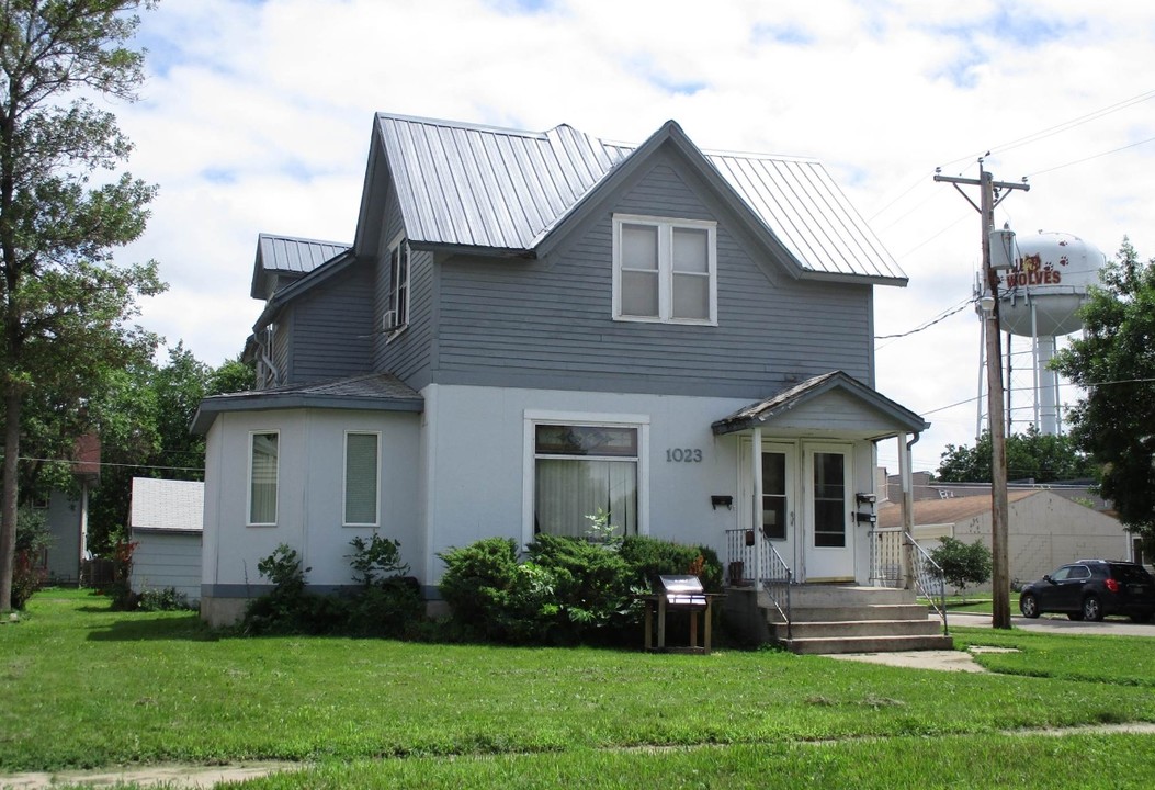 1023 S Lincoln St in Aberdeen, SD - Building Photo