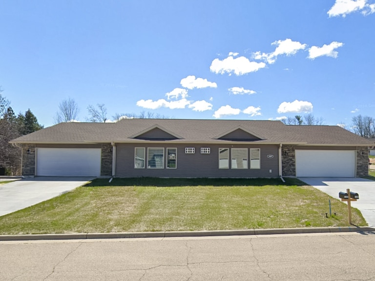 1205 Salem Dr in Edgerton, WI - Foto de edificio