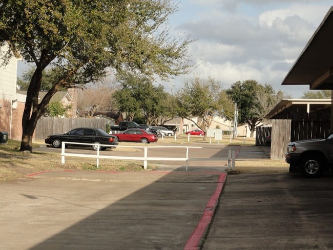 13037 Clarewood Dr in Houston, TX - Building Photo - Building Photo